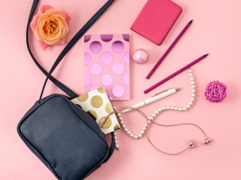 ۱۰ محصول ضروری که هر زن باید در کیف آرایشی خود داشته باشد